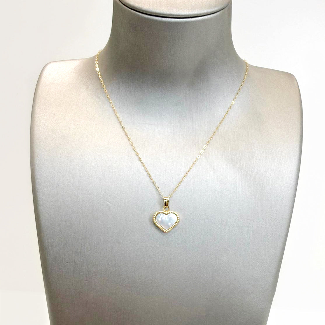 Collana con cuore in madreperla e oro giallo 18KT (750)