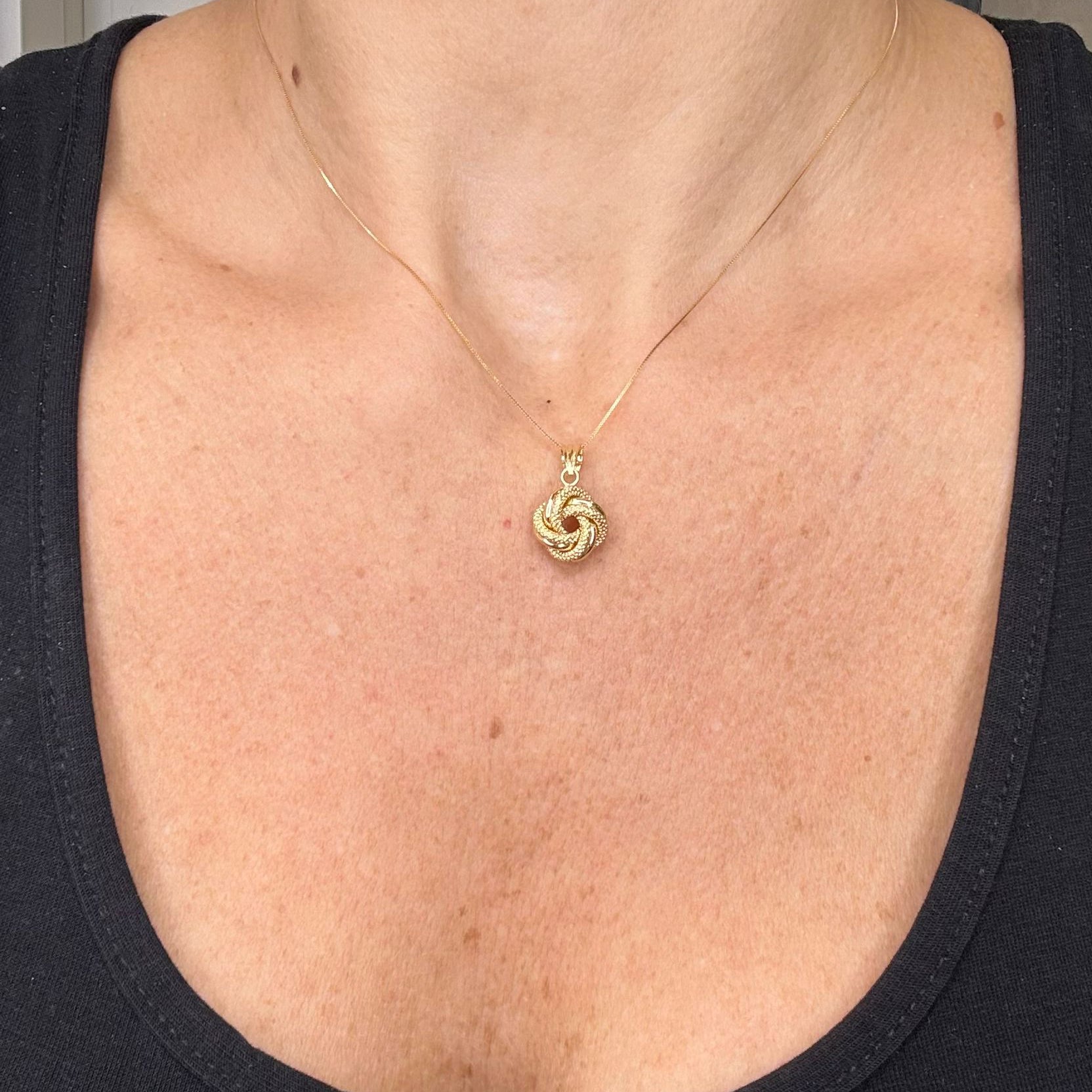 Collana con Ciondolo Nodo Intrecciato in Oro Giallo 18 KT