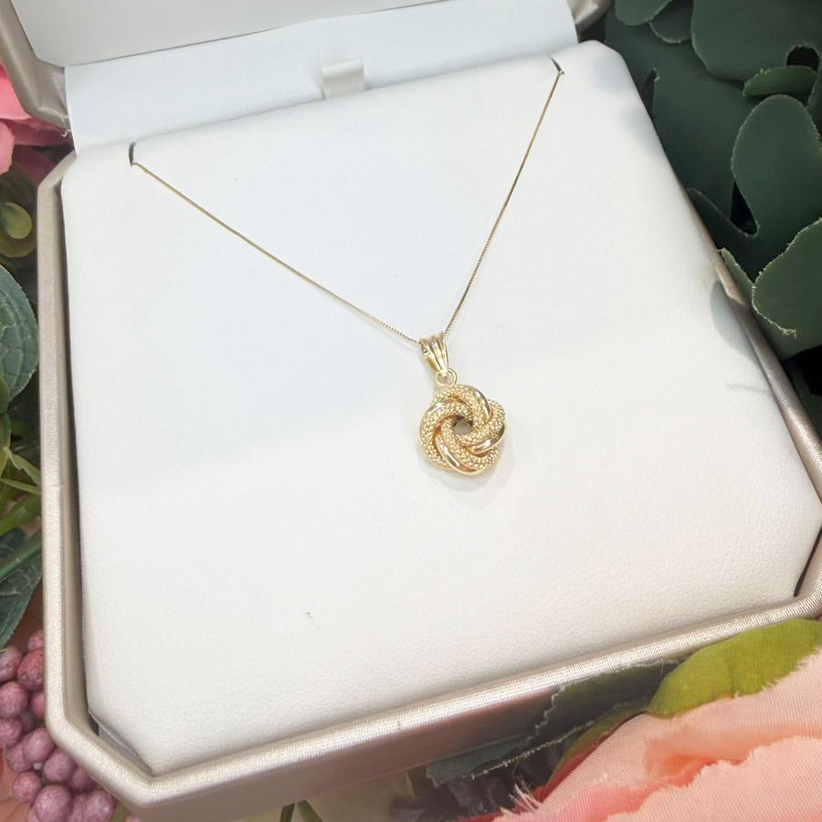 Collana con Ciondolo Nodo Intrecciato in Oro Giallo 18 KT