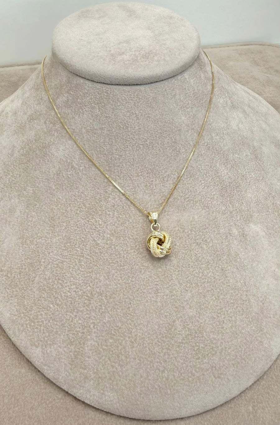 COLLANA CON PENDENTE NODO INTRECCIATO IN ORO GIALLO 18 KT