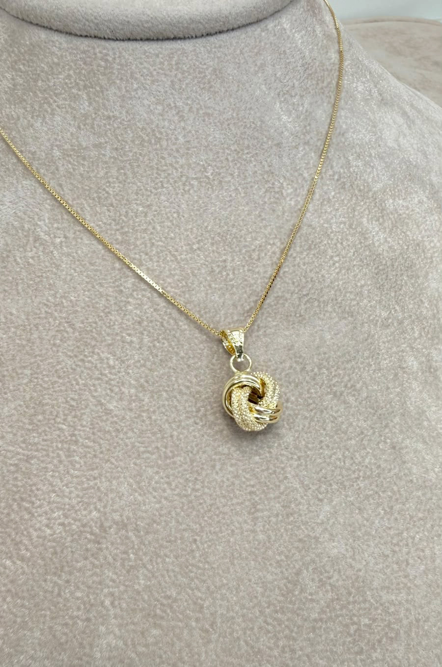 COLLANA CON PENDENTE NODO INTRECCIATO IN ORO GIALLO 18 KT