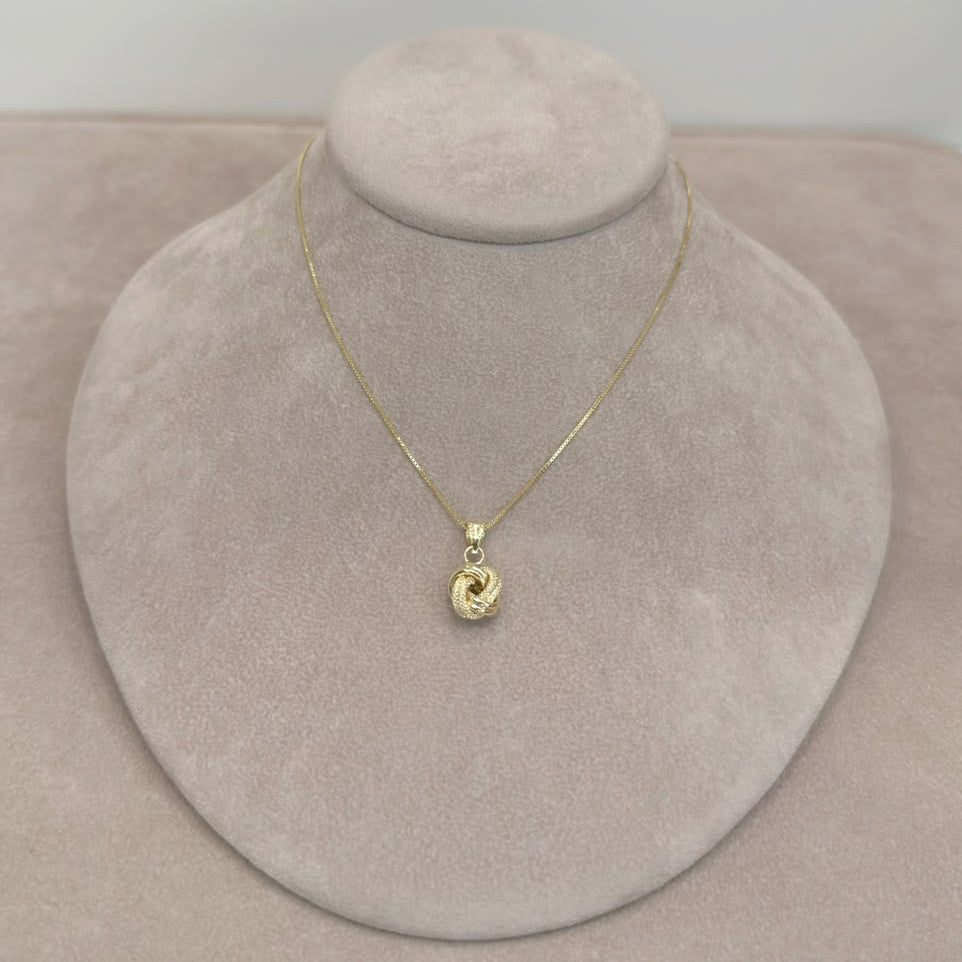 COLLANA CON PENDENTE NODO INTRECCIATO IN ORO GIALLO 18 KT