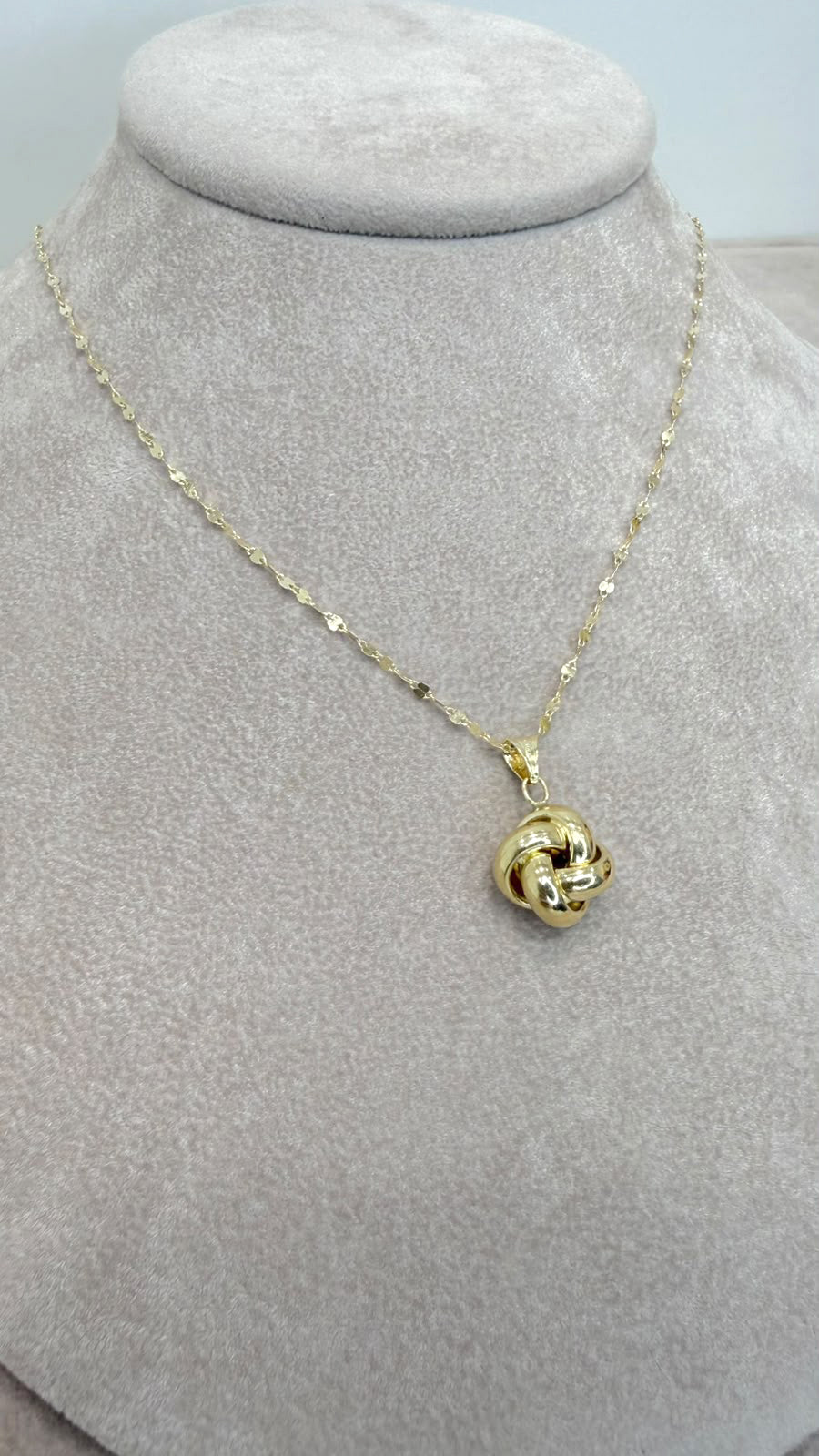 COLLANA CON PENDENTE NODO BOMBATO INTRECCIATO IN ORO GIALLO 18 KT