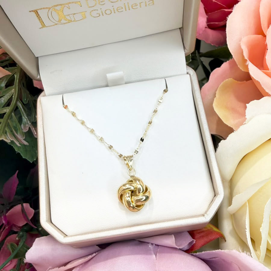 COLLANA CON PENDENTE NODO BOMBATO INTRECCIATO IN ORO GIALLO 18 KT