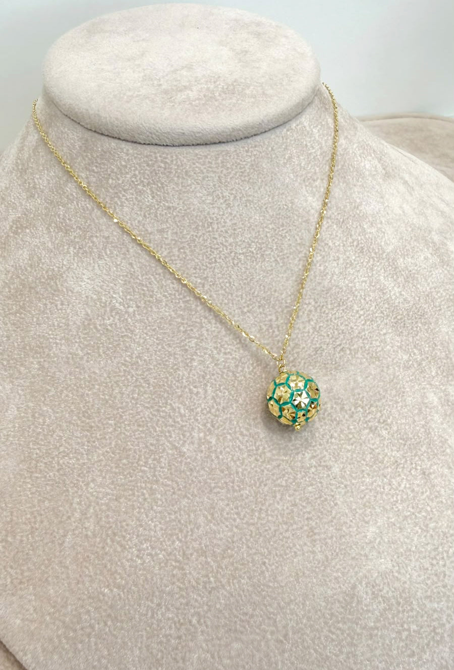 COLLANA IN ORO GIALLO 18 KT (750) CON SFERA LAVORATA
