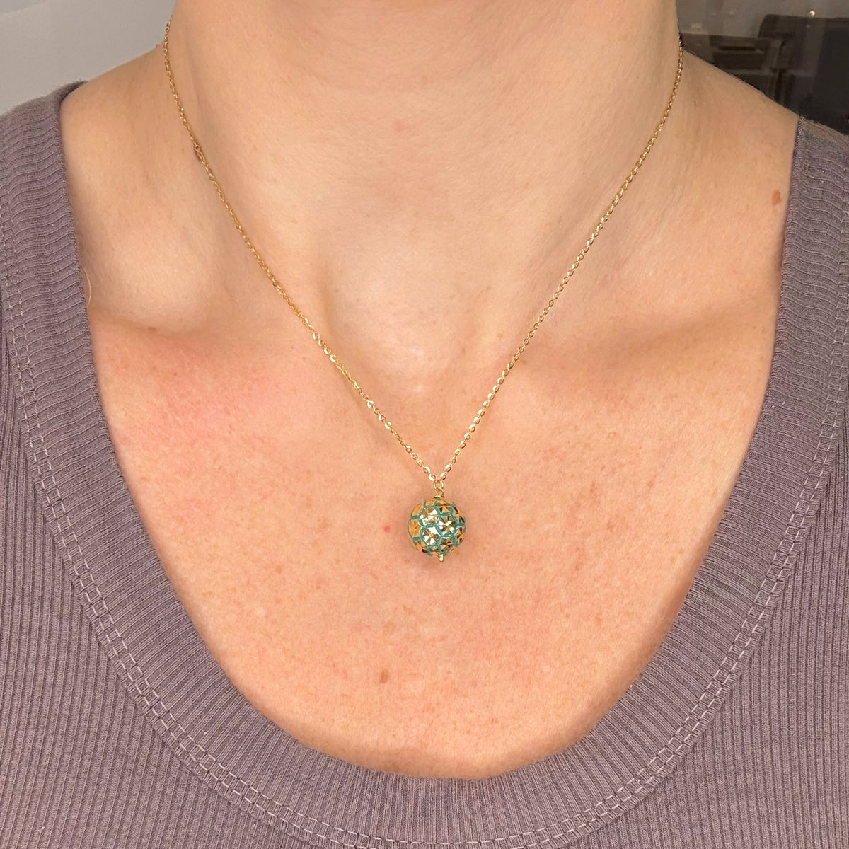 COLLANA IN ORO GIALLO 18 KT (750) CON SFERA LAVORATA