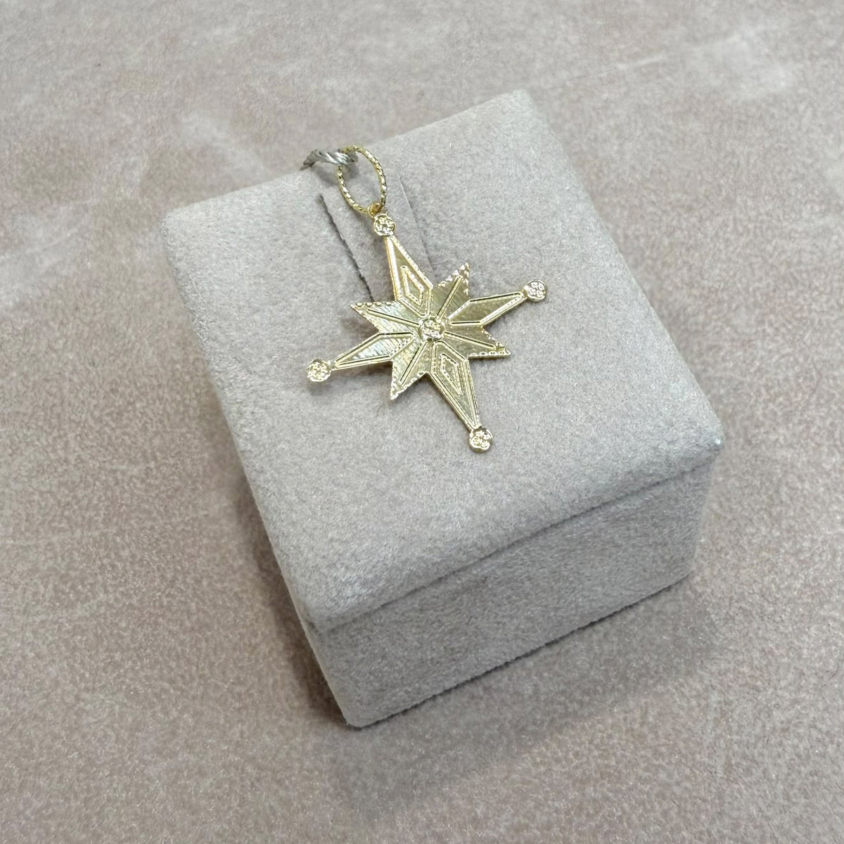CIONDOLO ROSA DEI VENTI IN ORO GIALLO 18 KT (750)