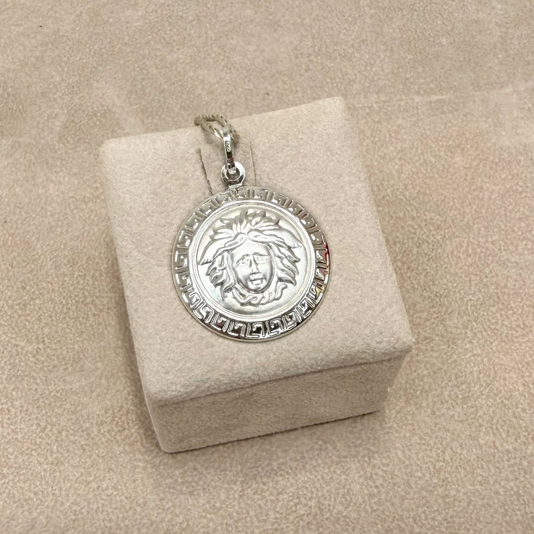 CIONDOLO MEDUSA CON GRECA IN ORO BIANCO 18 KT (750)