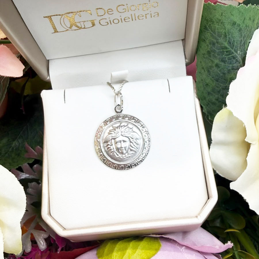 CIONDOLO MEDUSA CON GRECA IN ORO BIANCO 18 KT (750)