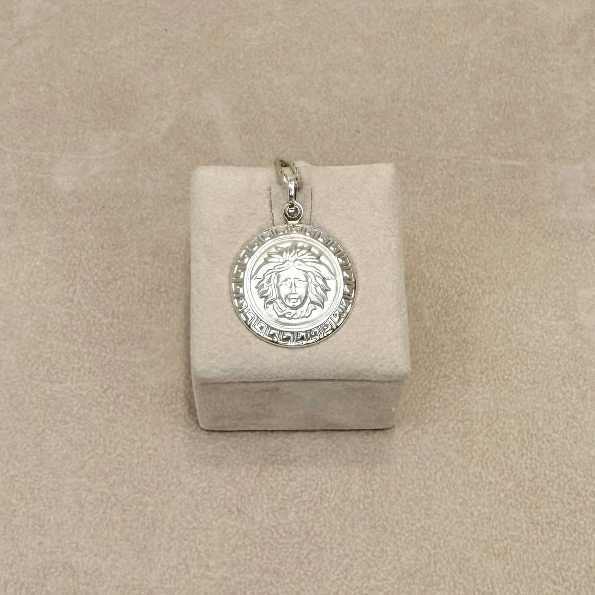 CIONDOLO MEDUSA CON GRECA IN ORO BIANCO 18 KT (750)