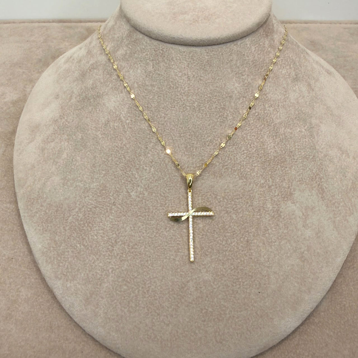 COLLANA CON CROCE SINUOSA IN ORO GIALLO 18 KT (750) E ZIRCONI