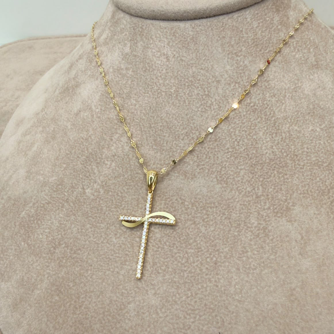 COLLANA CON CROCE SINUOSA IN ORO GIALLO 18 KT (750) E ZIRCONI