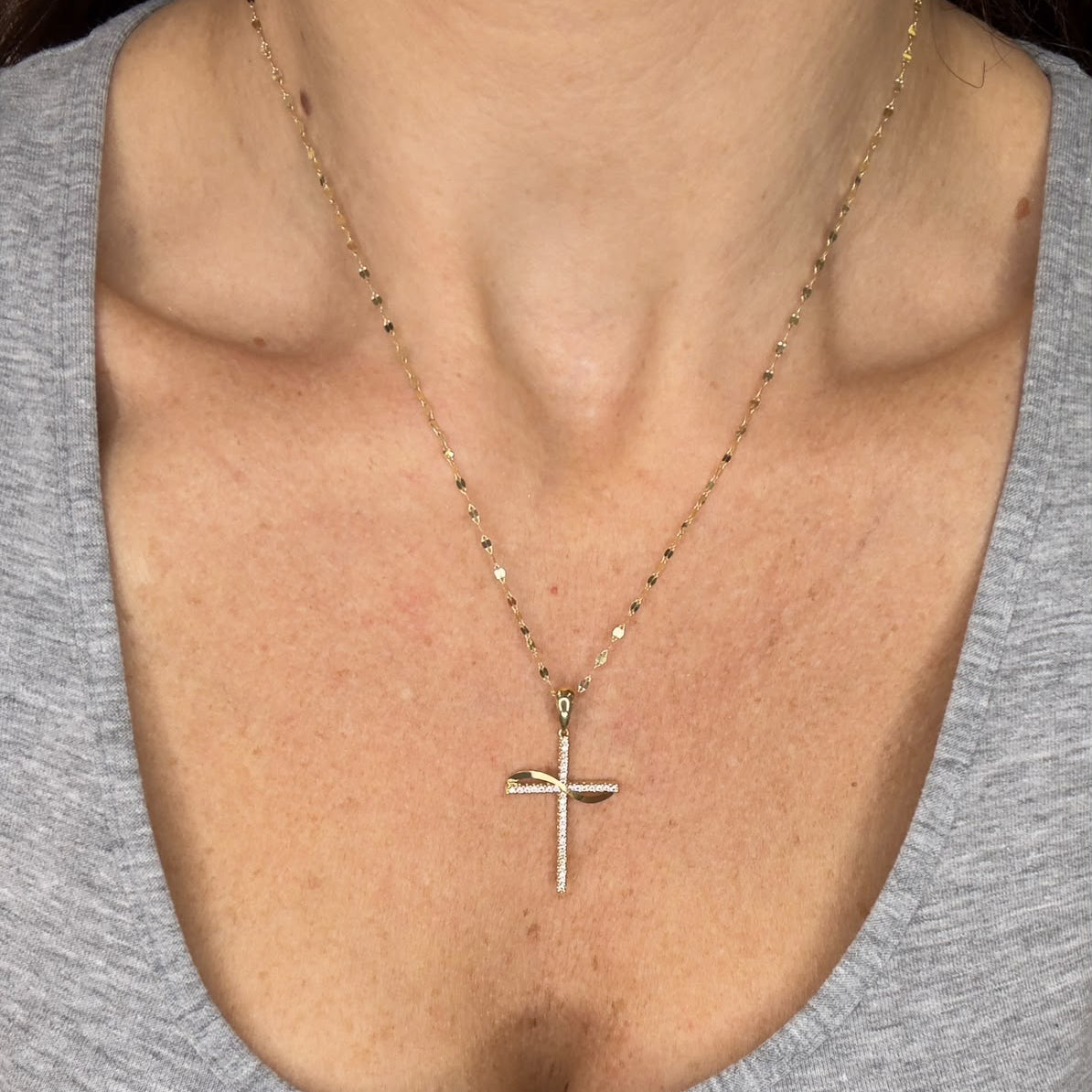 COLLANA CON CROCE SINUOSA IN ORO GIALLO 18 KT (750) E ZIRCONI