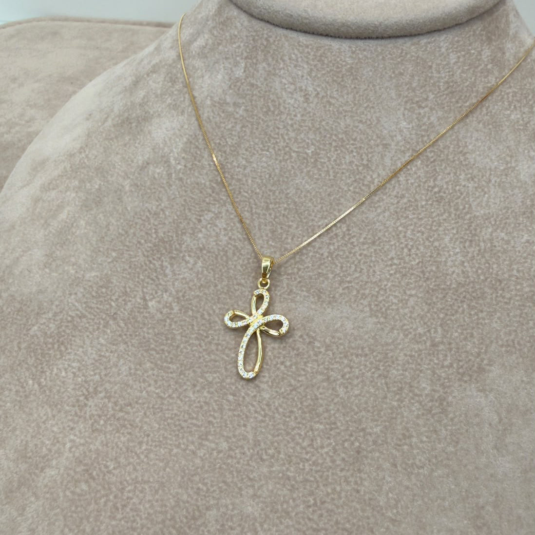 COLLANA CON CROCE STILIZZATA IN ORO GIALLO 18 KT (750) E ZIRCONI