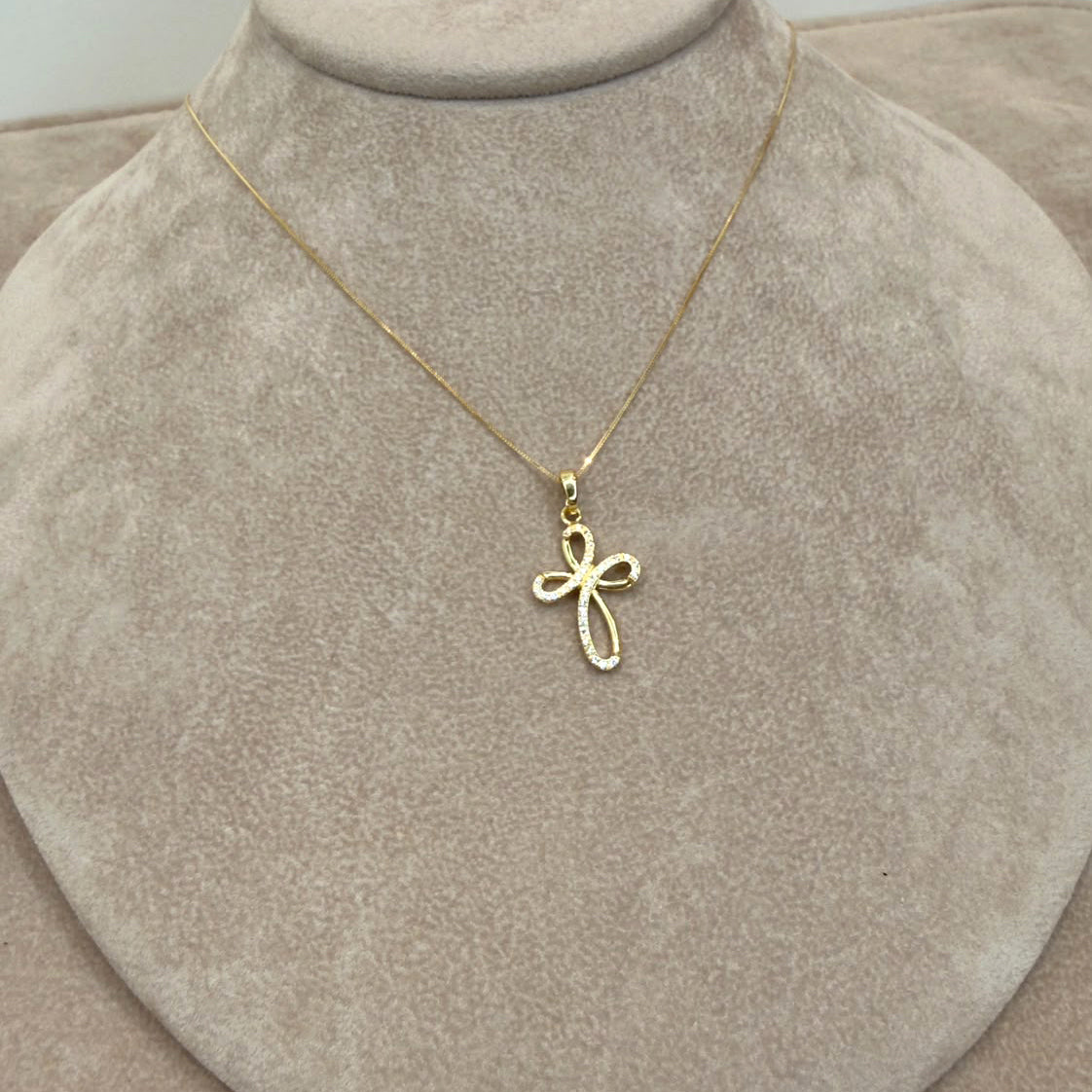 COLLANA CON CROCE STILIZZATA IN ORO GIALLO 18 KT (750) E ZIRCONI