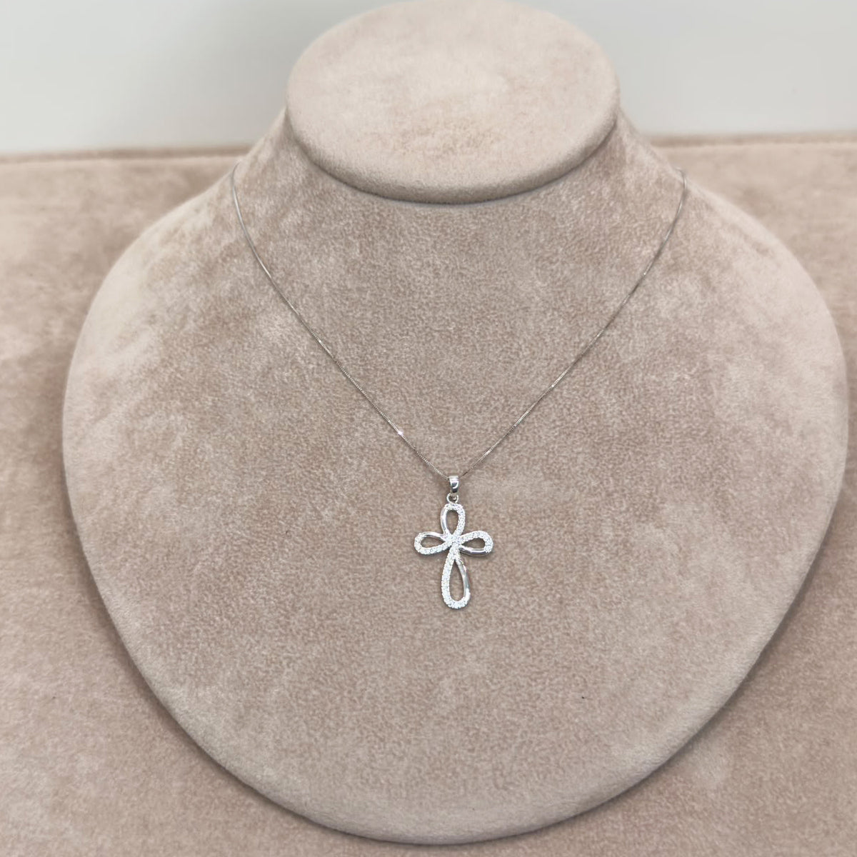 COLLANA CON CROCE STILIZZATA IN ORO BIANCO 18 KT (750) E ZIRCONI