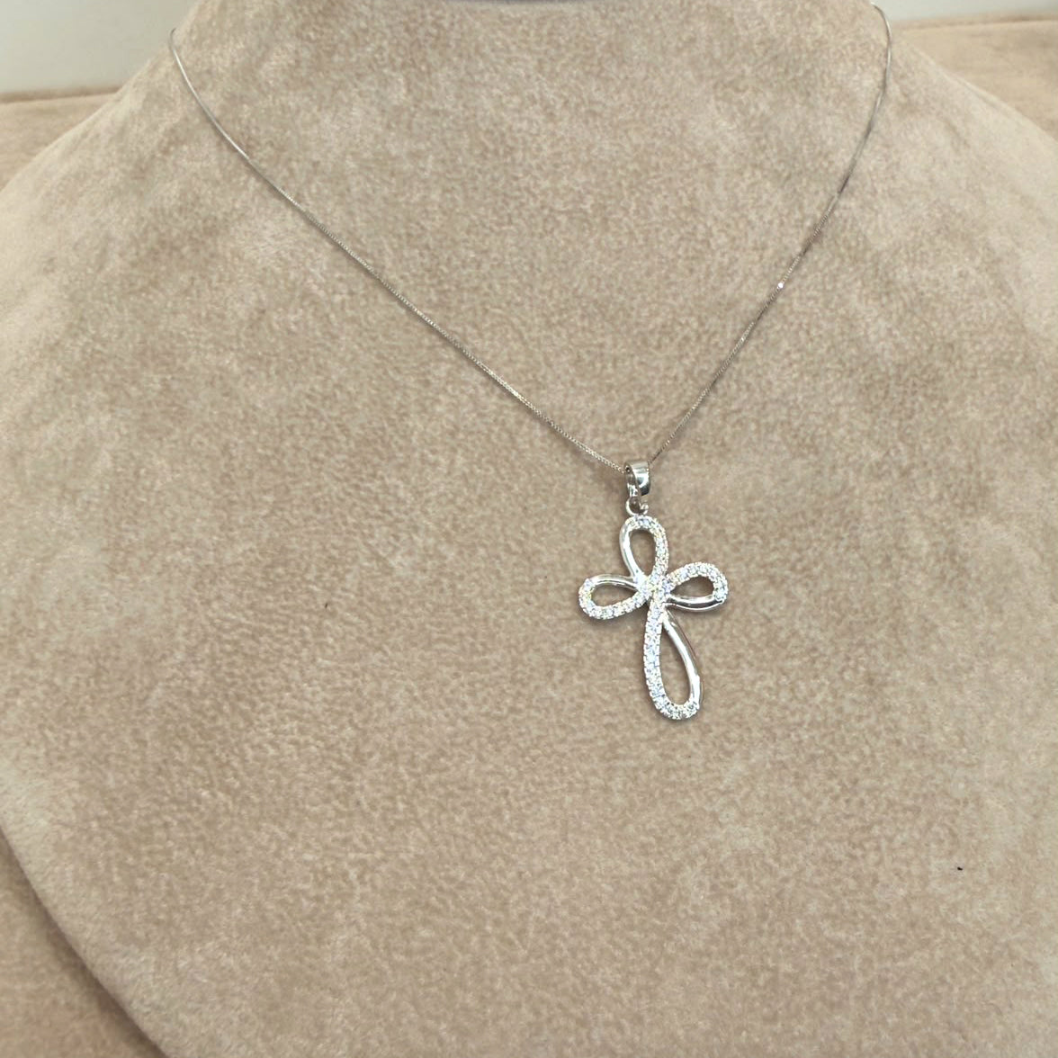 COLLANA CON CROCE STILIZZATA IN ORO BIANCO 18 KT (750) E ZIRCONI