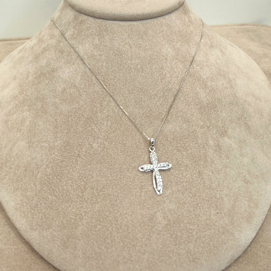 COLLANA CON CROCE LAVORATA IN ORO BIANCO 18 KT (750) E ZIRCONI