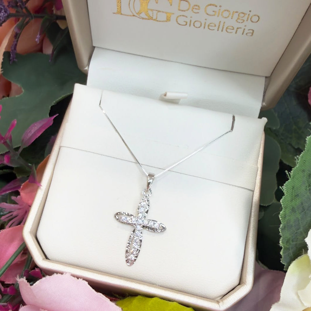 COLLANA CON CROCE LAVORATA IN ORO BIANCO 18 KT (750) E ZIRCONI