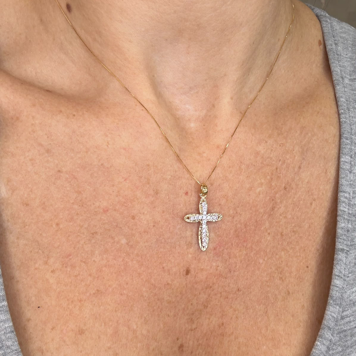 COLLANA CON CROCE IN ORO GIALLO E BIANCO 18 KT (750) E ZIRCONI