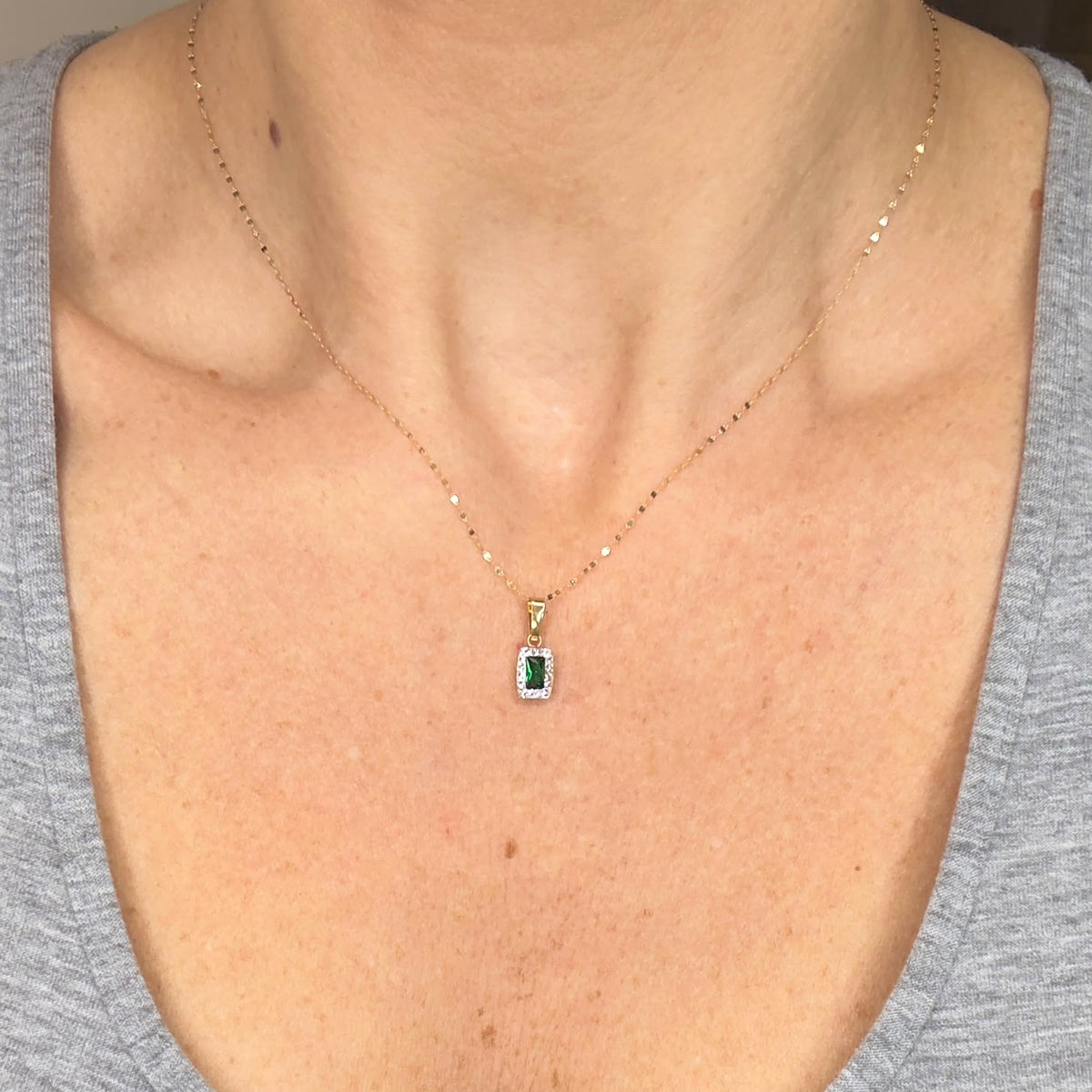 COLLANA IN ORO GIALLO 18 KT (750) CON PENDENTE PIETRA VERDE E ZIRCONI