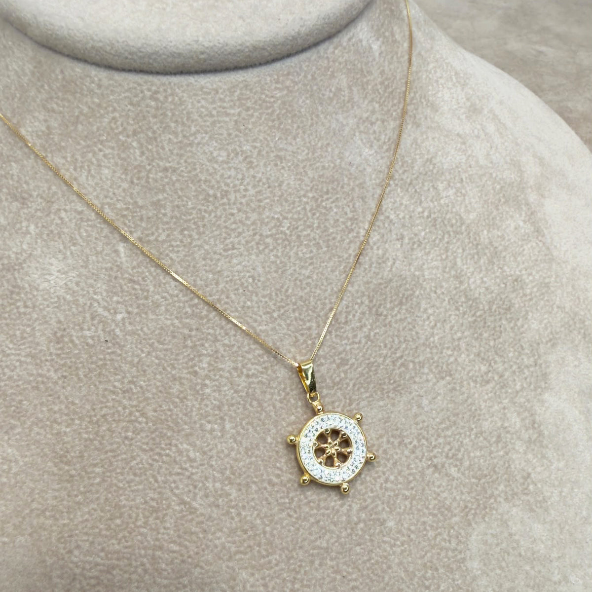 COLLANA IN ORO GIALLO 18 KT (750) CON PENDENTE TIMONE E ZIRCONI