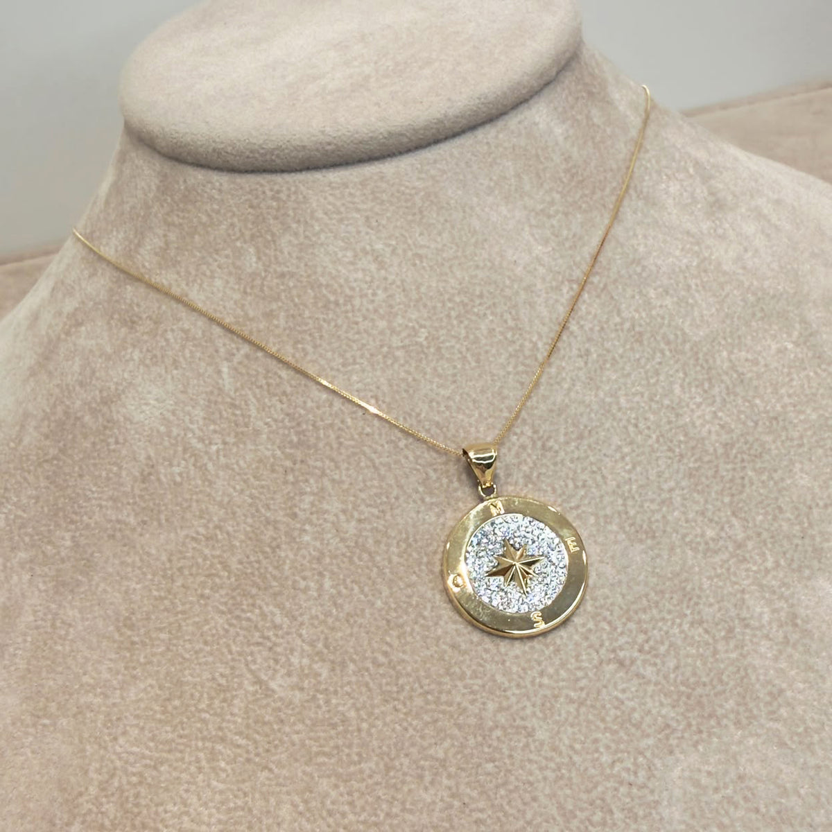 COLLANA IN ORO GIALLO 18 KT (750) CON PENDENTE ROSA DEI VENTI E ZIRCONI
