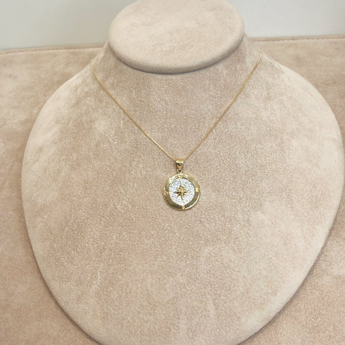 COLLANA IN ORO GIALLO 18 KT (750) CON PENDENTE ROSA DEI VENTI E ZIRCONI