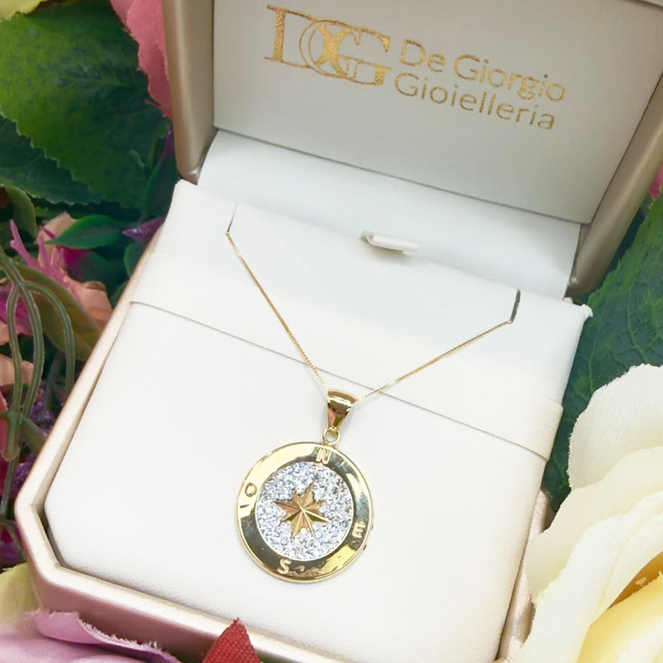 COLLANA IN ORO GIALLO 18 KT (750) CON PENDENTE ROSA DEI VENTI E ZIRCONI
