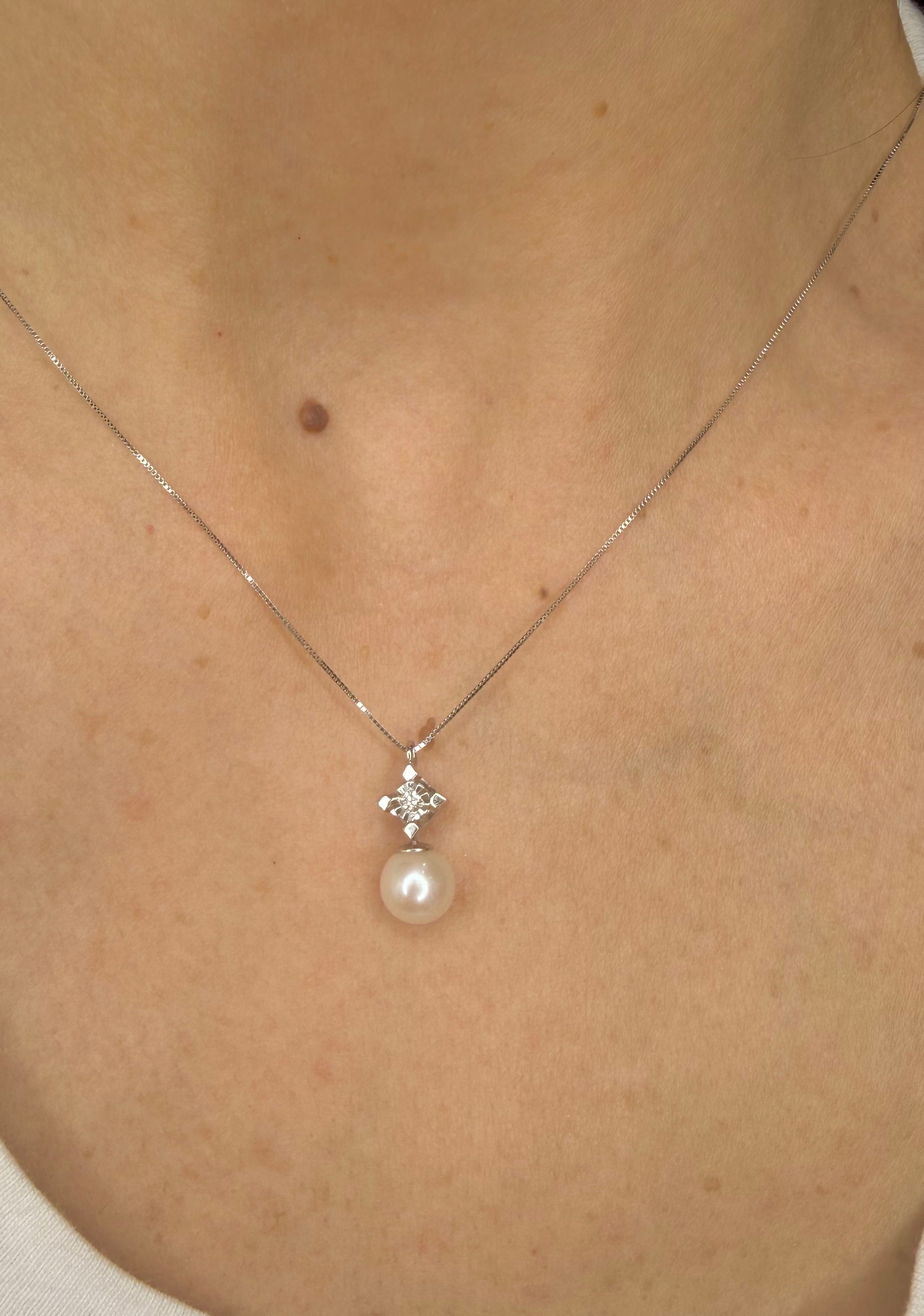 COLLANA IN ORO 18 CARATI CON DIAMANTI E PERLA