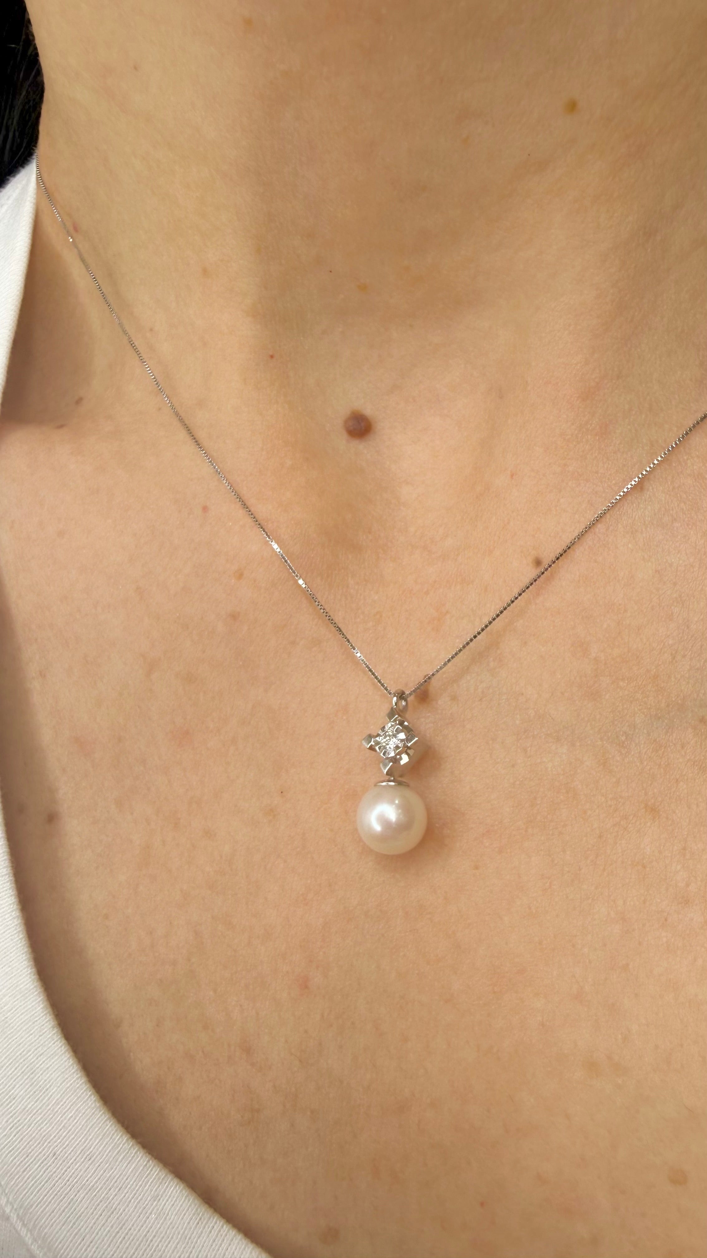 COLLANA IN ORO 18 CARATI CON DIAMANTI E PERLA