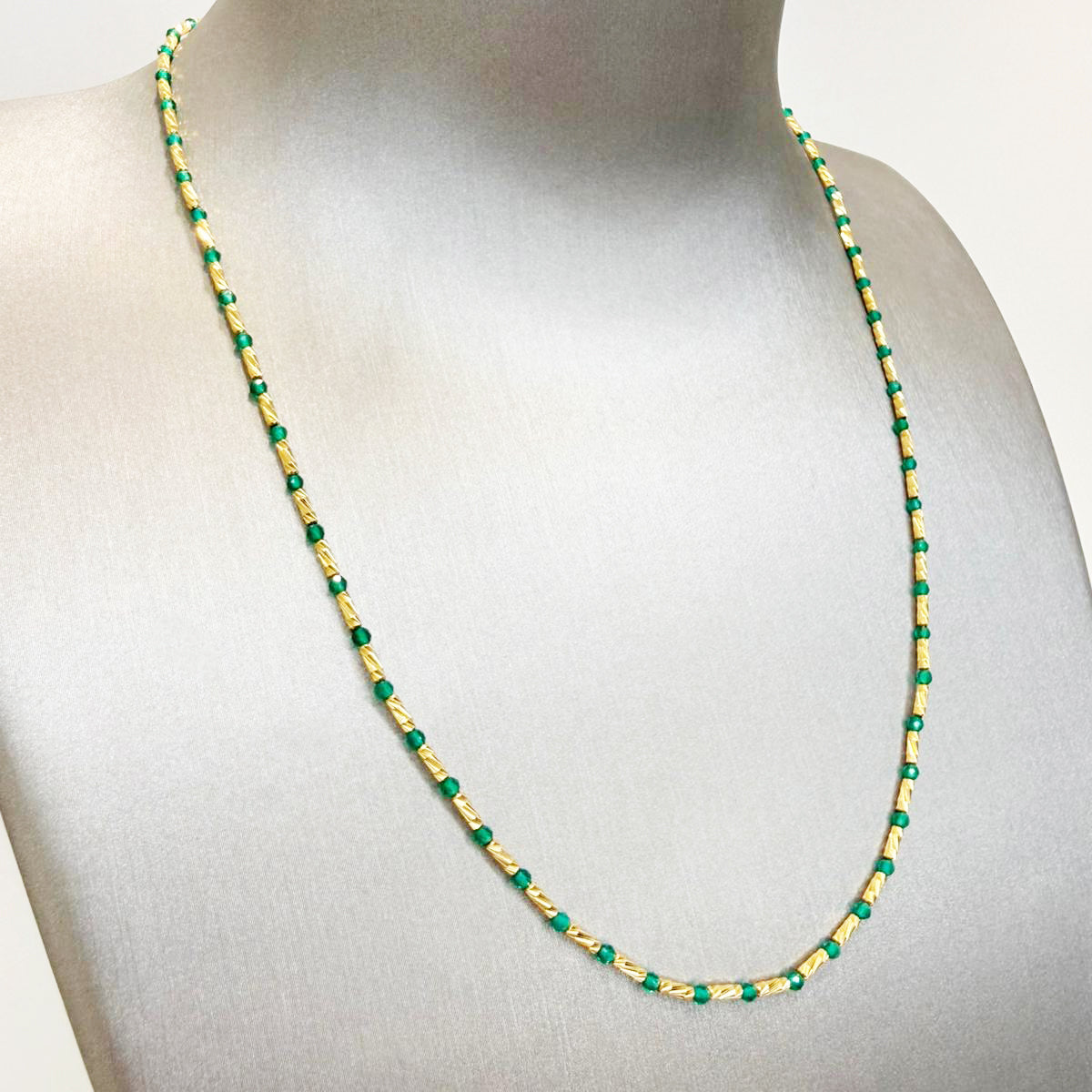 Collana con sfere verdi in oro giallo 18KT (750) – Unisex elegante