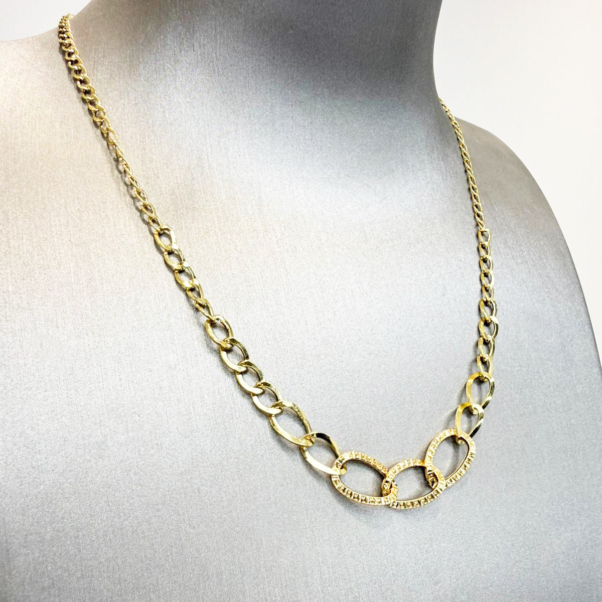Collana con maglie ovali lavorate in oro giallo 18KT (750) – Elegante e moderna