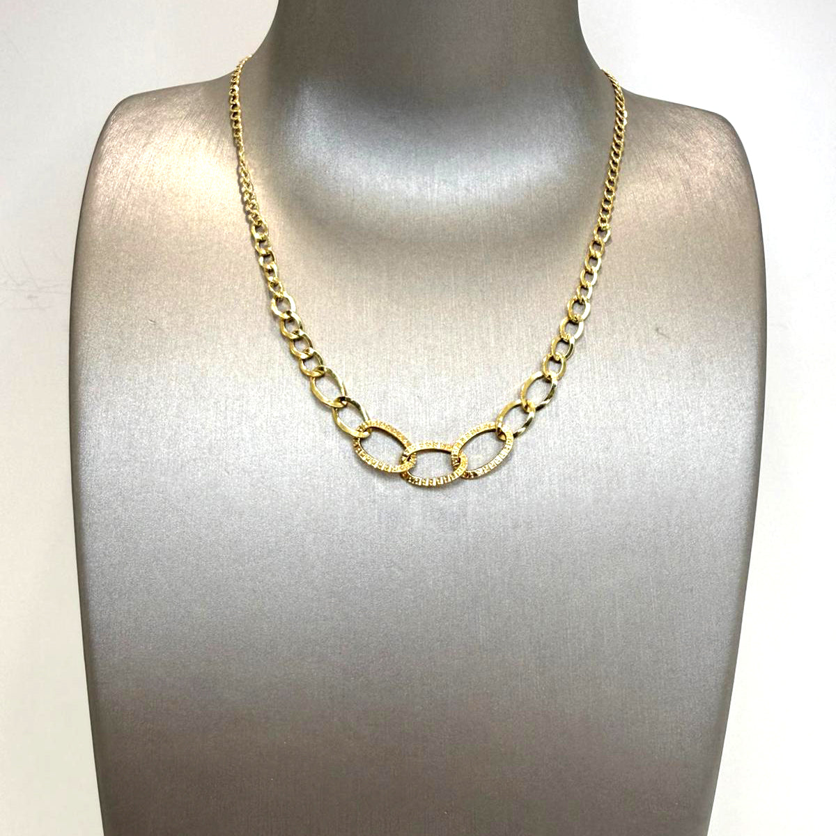Collana con maglie ovali lavorate in oro giallo 18KT (750) – Elegante e moderna