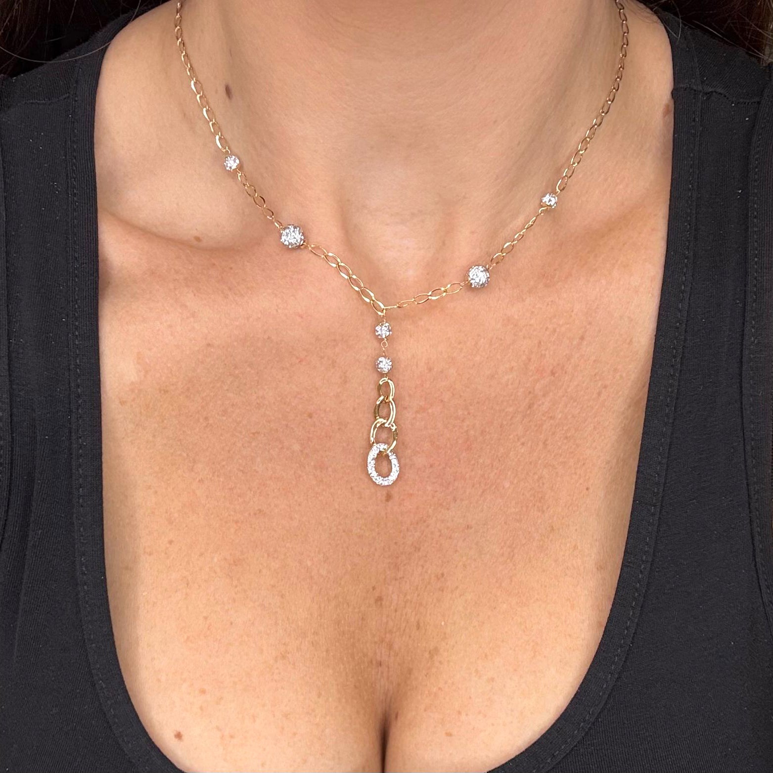 Collana con Sfere Zirconate e Pendente a Maglie in Oro Giallo 18 K