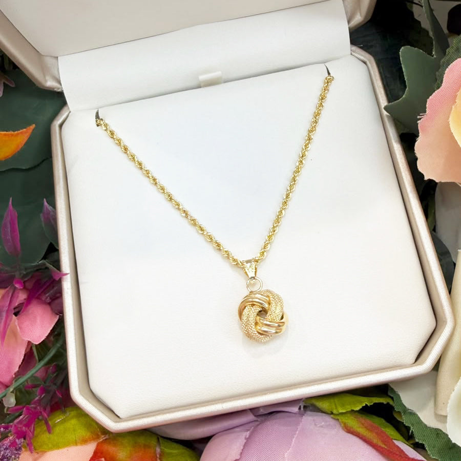 COLLANA CON PENDENTE NODO INTRECCIATO IN ORO GIALLO 18 KT