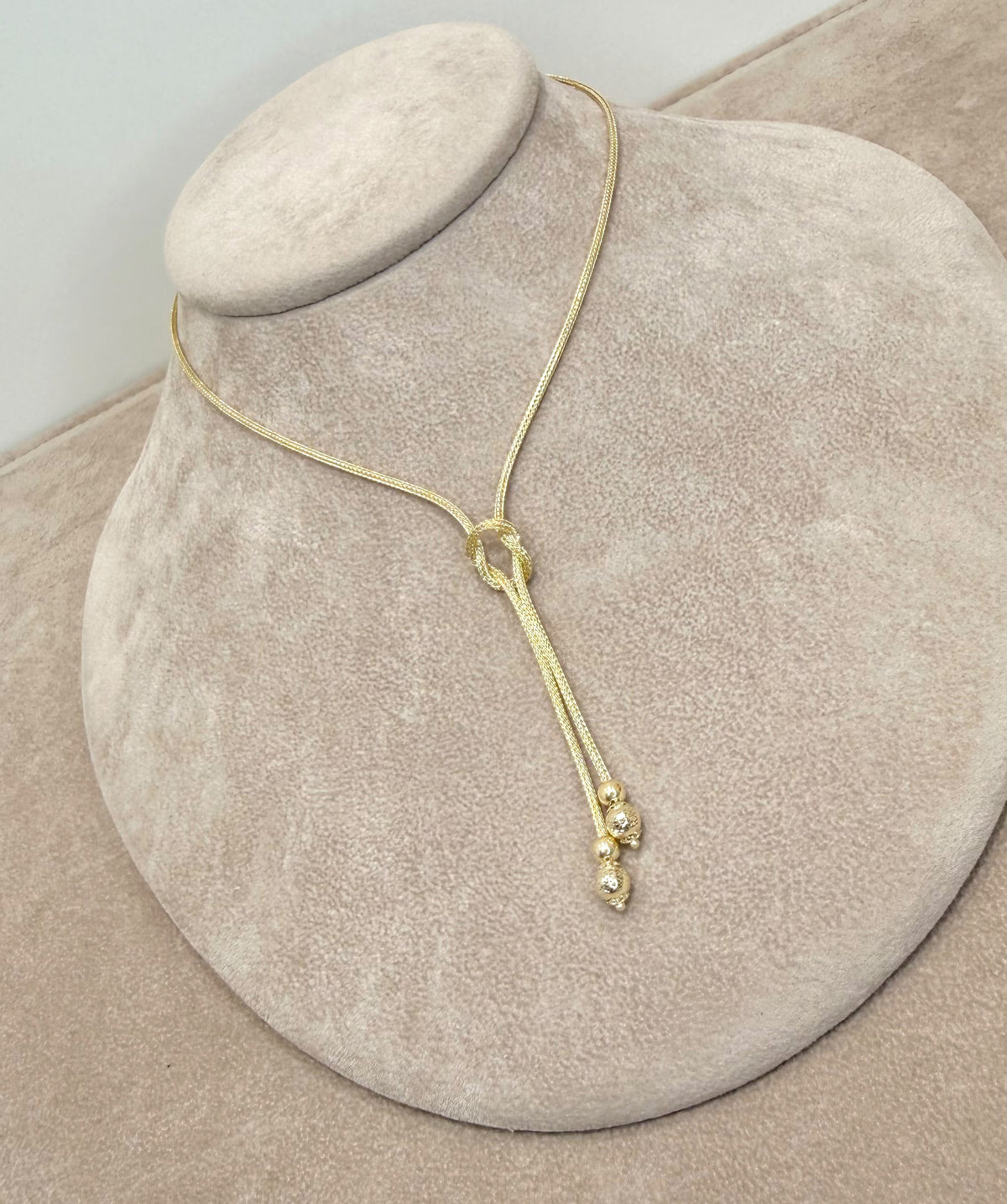 COLLANA IN ORO GIALLO 18 KT (750) CON NODO E PENDENTI
