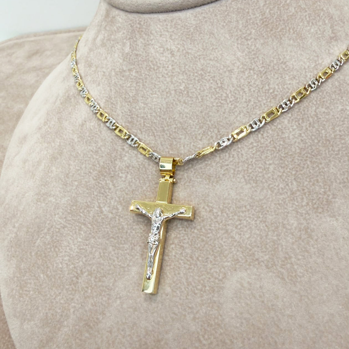 COLLANA CON CROCIFISSO BICOLORE IN ORO GIALLO E BIANCO 18 KT (750)