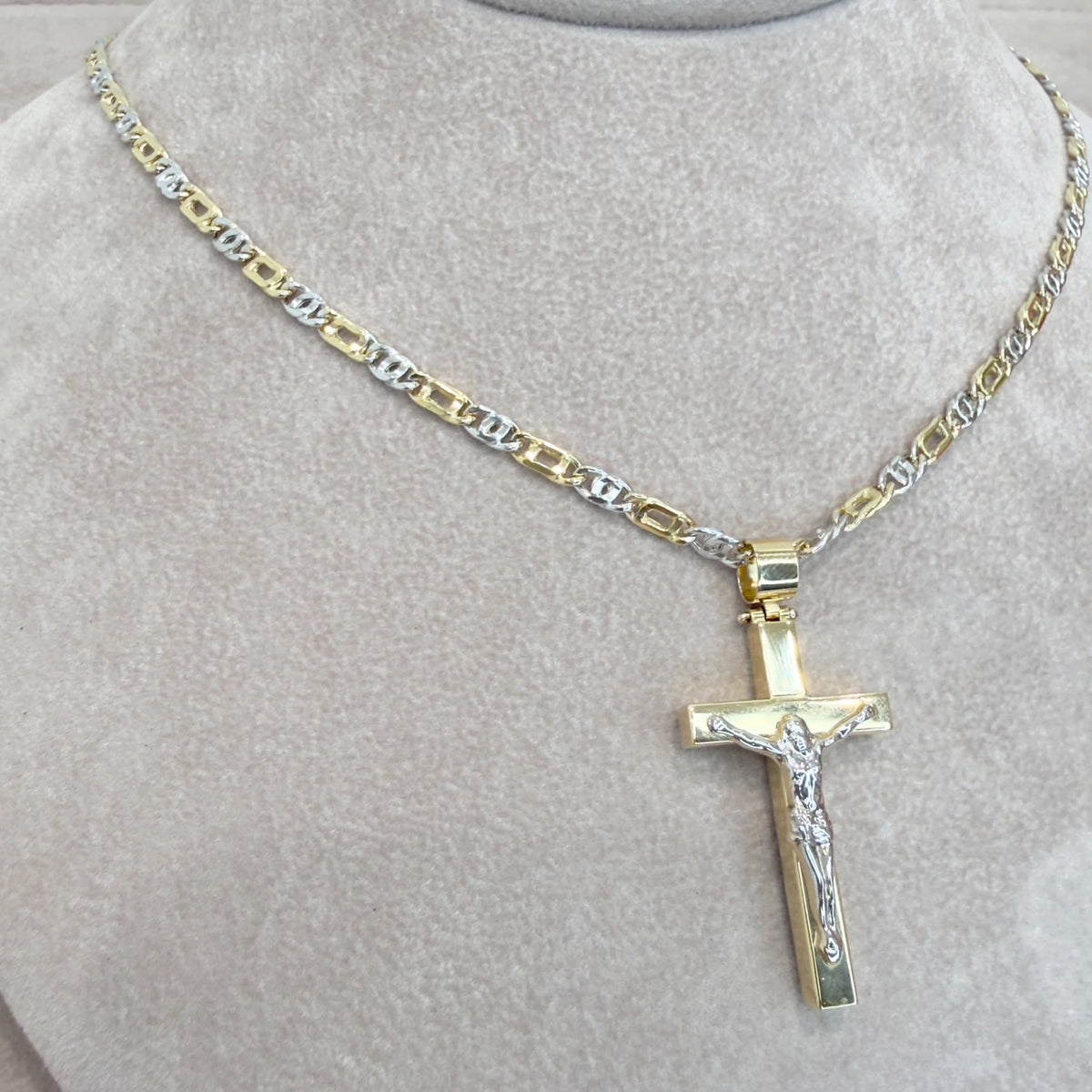 COLLANA CON CROCIFISSO BICOLORE IN ORO GIALLO E BIANCO 18 KT (750)
