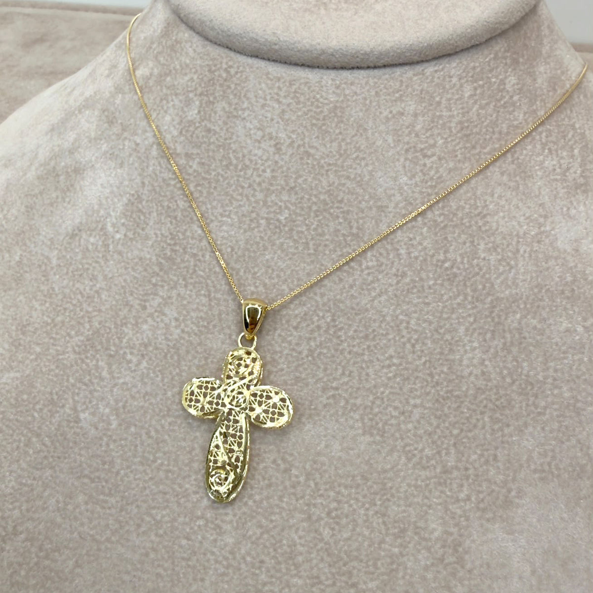 COLLANA CON CROCE LAVORATA IN ORO GIALLO 18 KT (750)