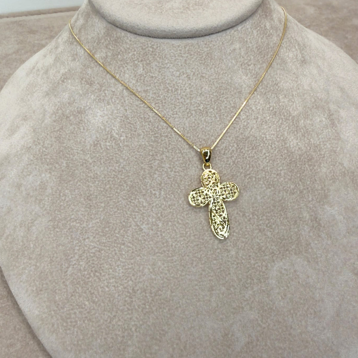 COLLANA CON CROCE LAVORATA IN ORO GIALLO 18 KT (750)