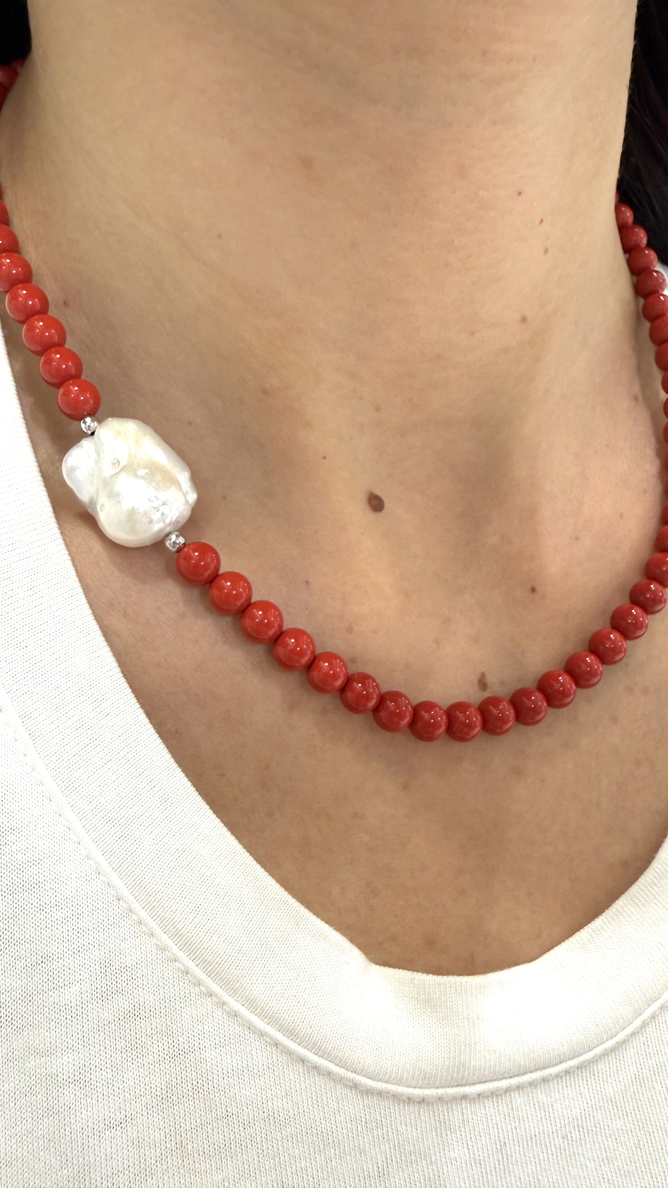 COLLANA PASTA DI CORALLO ROSSO E PERLA BAROCCA IN ARGENTO