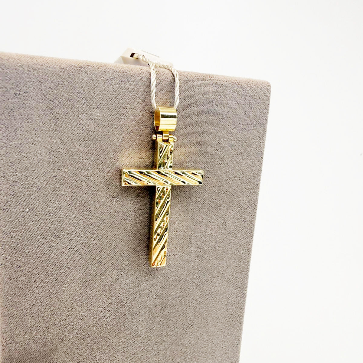 Ciondolo croce in oro giallo 18KT (750) lavorazione incisa – Made in Italy