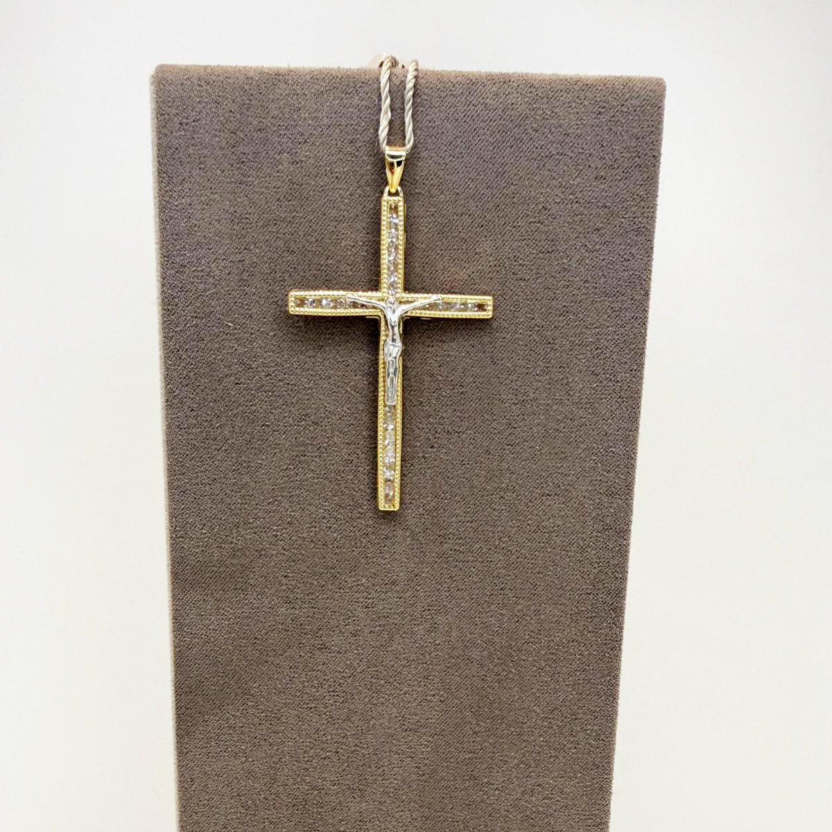 Ciondolo croce con Cristo e zirconi in oro giallo e bianco 18KT (750) – Made in Italy