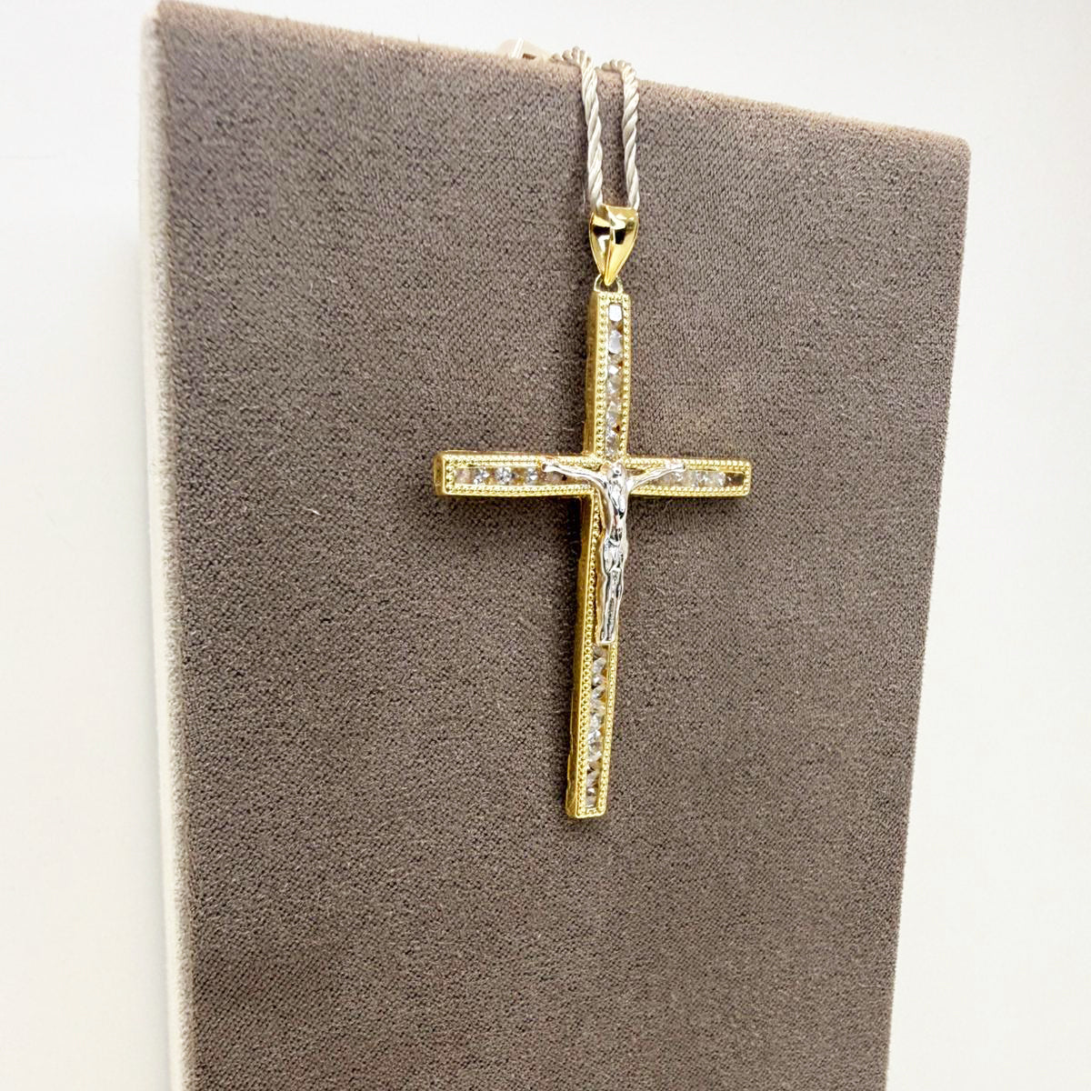Ciondolo croce con Cristo e zirconi in oro giallo e bianco 18KT (750) – Made in Italy
