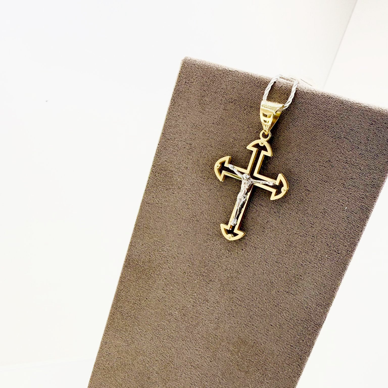 Ciondolo croce in oro giallo e bianco 18KT (750) con Cristo