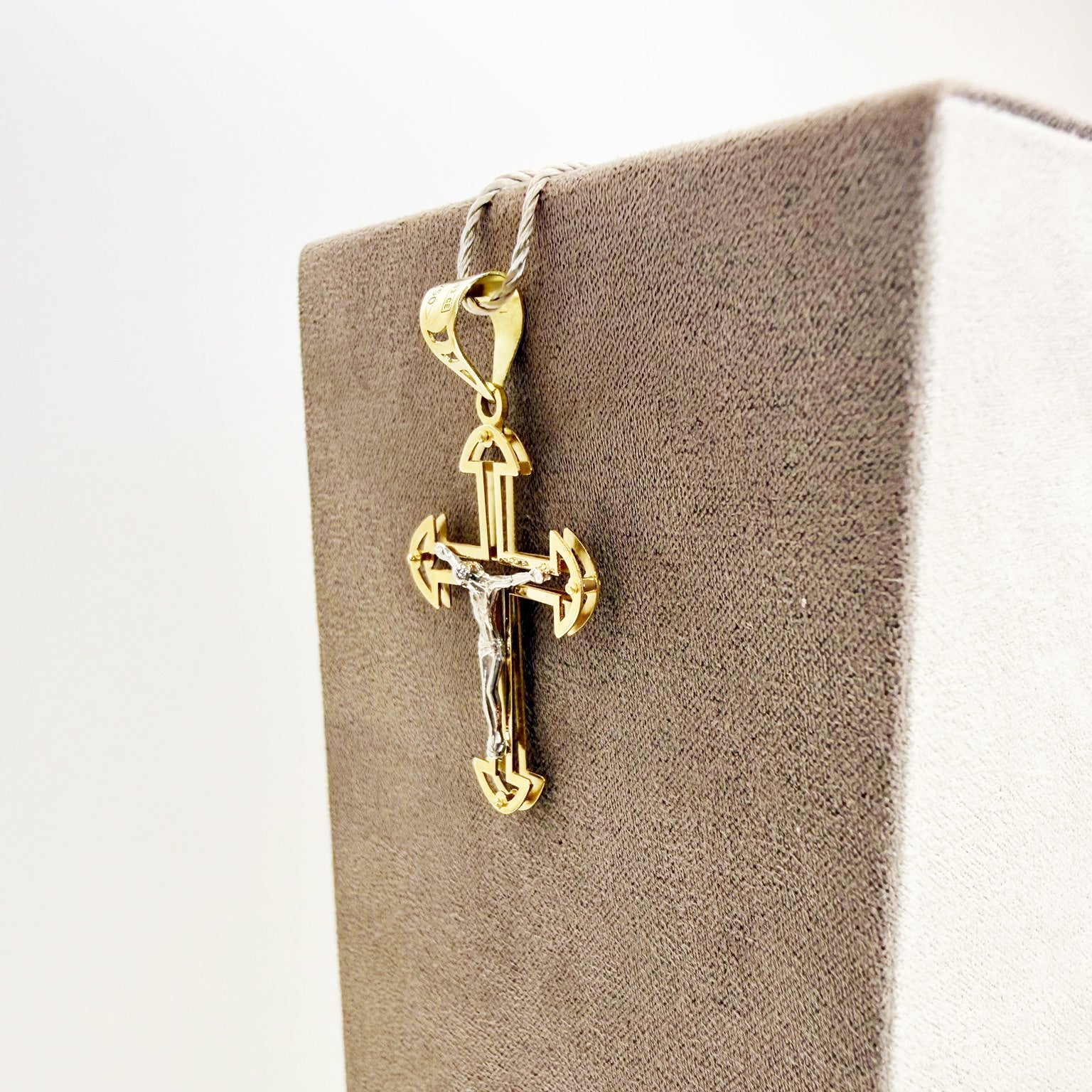 Ciondolo croce in oro giallo e bianco 18KT (750) con Cristo