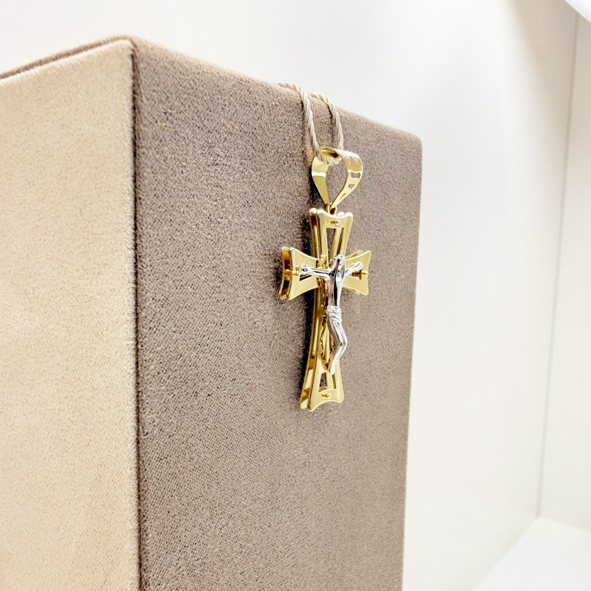 Ciondolo croce in oro giallo e bianco 18KT (750) con Cristo