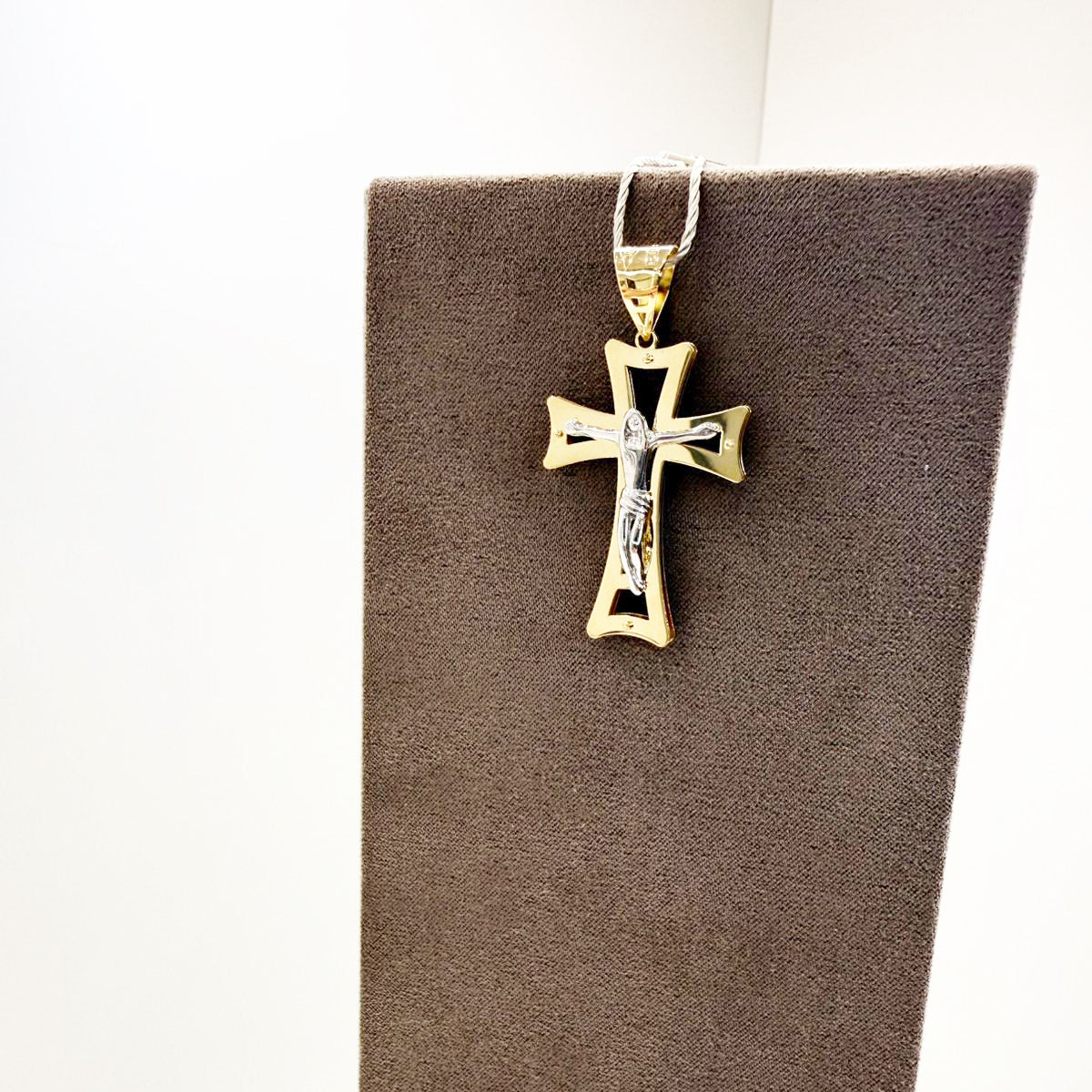 Ciondolo croce in oro giallo e bianco 18KT (750) con Cristo