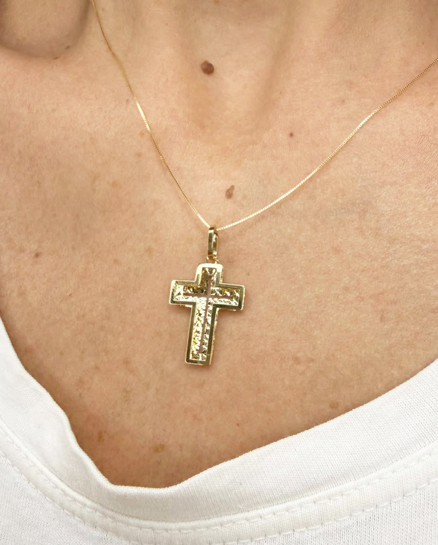 Croce con doppia lavorazione diamantata in oro giallo 18 KT (750)